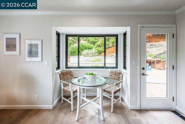 9 Valley Court, Orinda, CA 94563