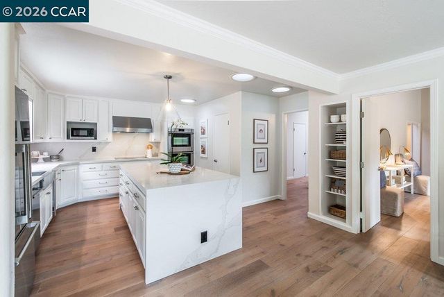 9 Valley Court, Orinda, CA 94563