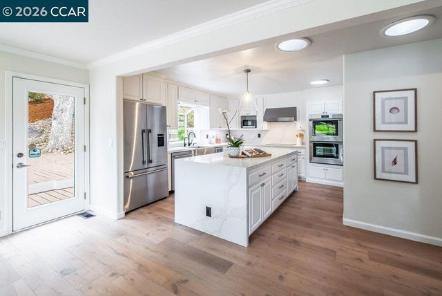 9 Valley Court, Orinda, CA 94563