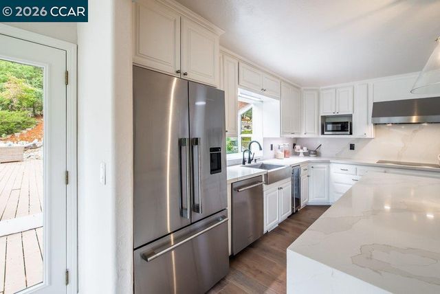 9 Valley Court, Orinda, CA 94563