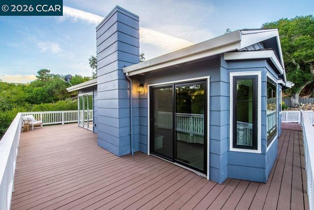 9 Valley Court, Orinda, CA 94563