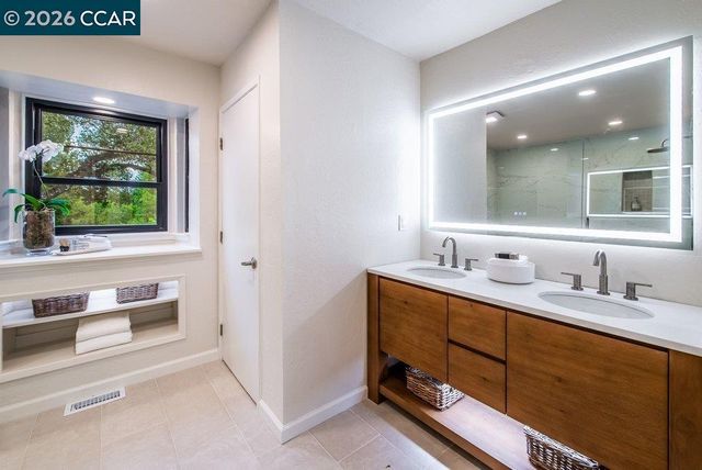 9 Valley Court, Orinda, CA 94563