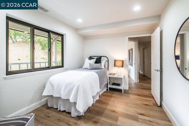 9 Valley Court, Orinda, CA 94563