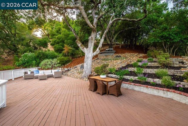 9 Valley Court, Orinda, CA 94563