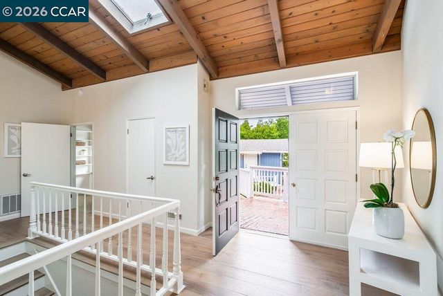 9 Valley Court, Orinda, CA 94563