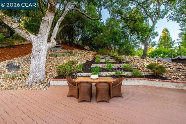 9 Valley Court, Orinda, CA 94563