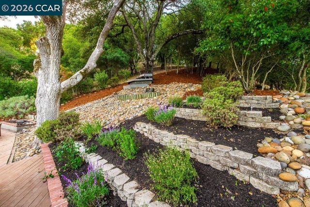 9 Valley Court, Orinda, CA 94563
