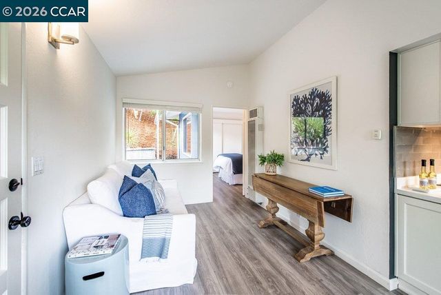 9 Valley Court, Orinda, CA 94563
