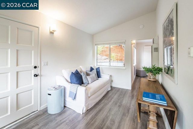 9 Valley Court, Orinda, CA 94563