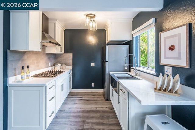9 Valley Court, Orinda, CA 94563