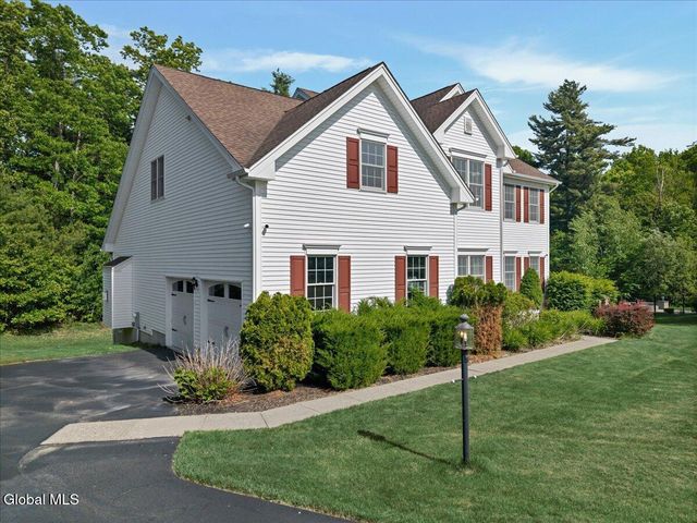 15 Foxhound Circle, Halfmoon, NY 12118