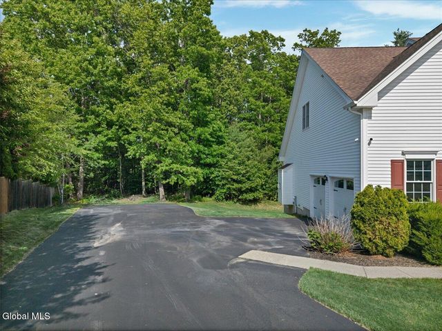 15 Foxhound Circle, Halfmoon, NY 12118