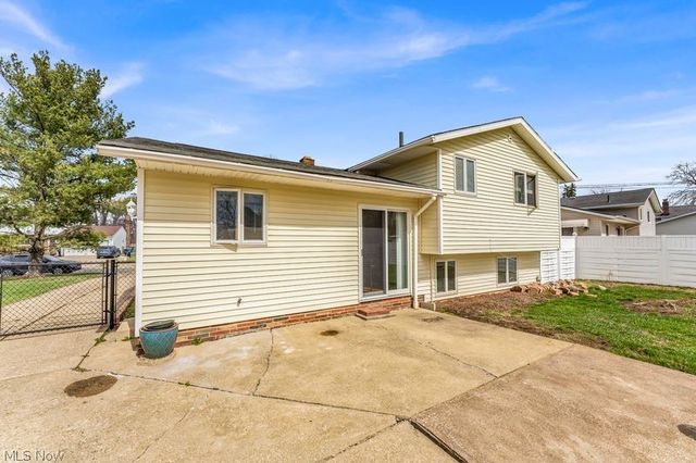 462 Waterbury Drive, Eastlake, OH 44095