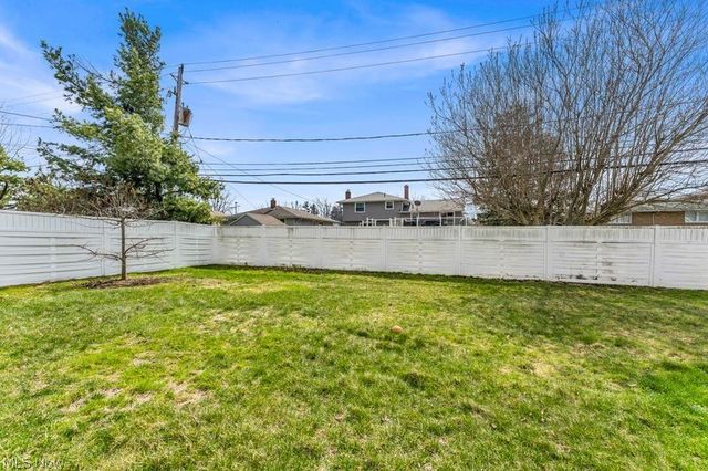 462 Waterbury Drive, Eastlake, OH 44095