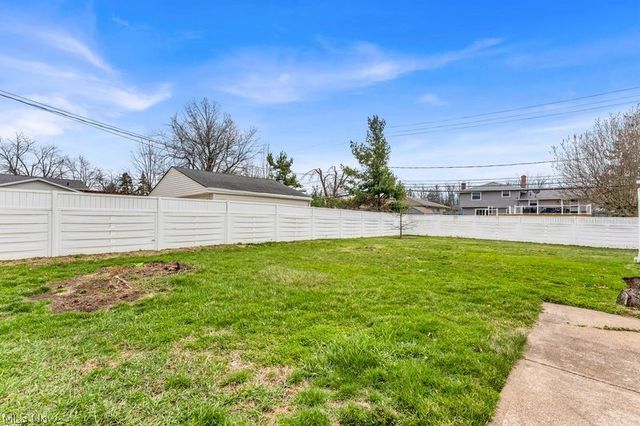 462 Waterbury Drive, Eastlake, OH 44095