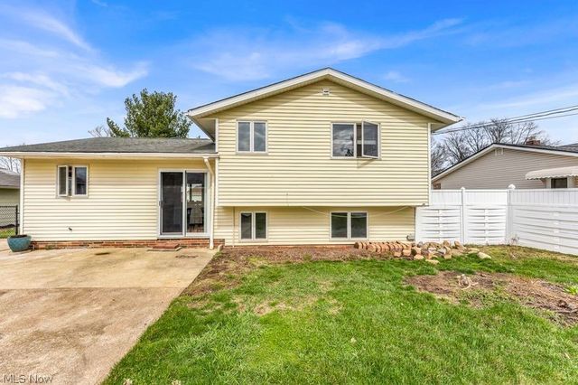 462 Waterbury Drive, Eastlake, OH 44095