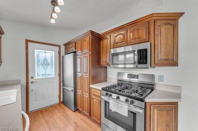 462 Waterbury Drive, Eastlake, OH 44095