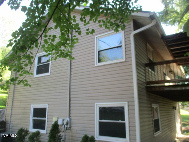 300 Lakeview Circle, Bluff City, TN 37618