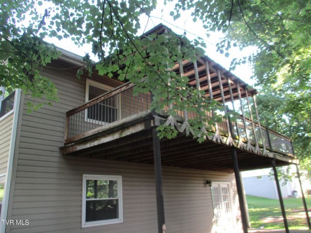 300 Lakeview Circle, Bluff City, TN 37618