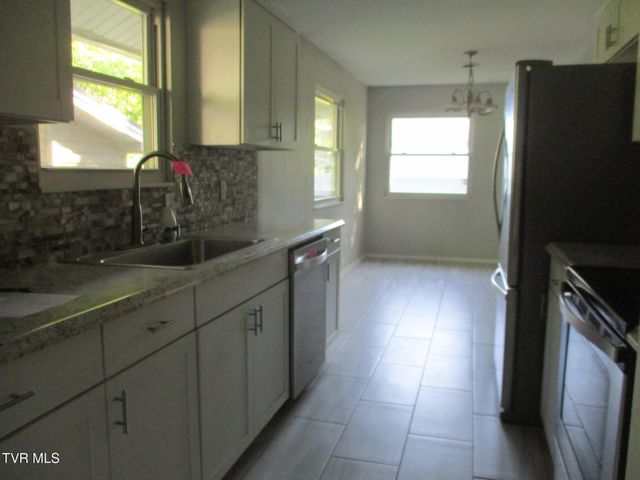 300 Lakeview Circle, Bluff City, TN 37618