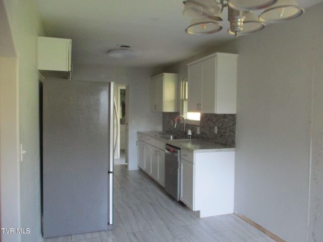 300 Lakeview Circle, Bluff City, TN 37618
