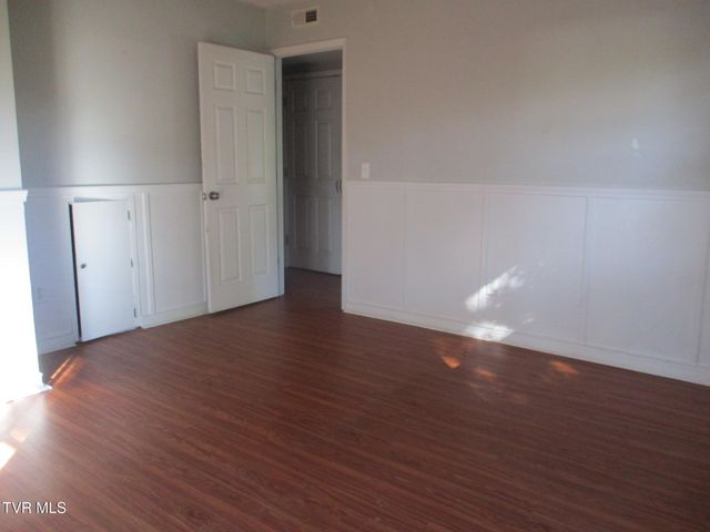 300 Lakeview Circle, Bluff City, TN 37618