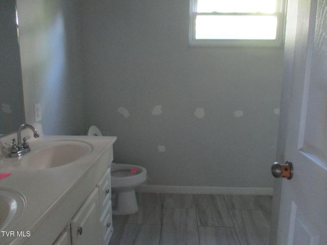 300 Lakeview Circle, Bluff City, TN 37618