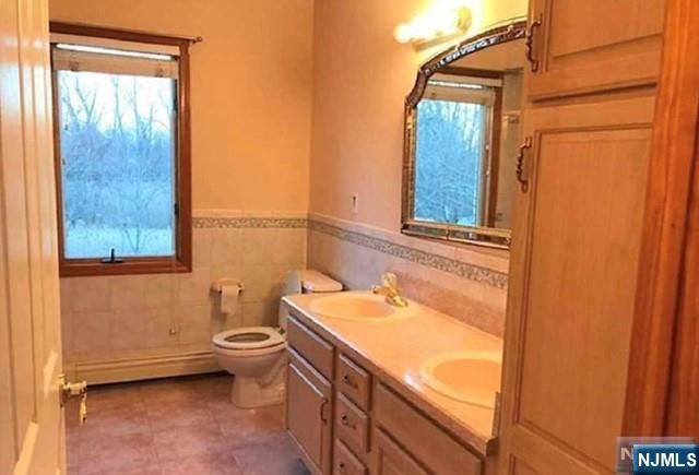 305 Cardinal Place, Paramus, NJ 07652
