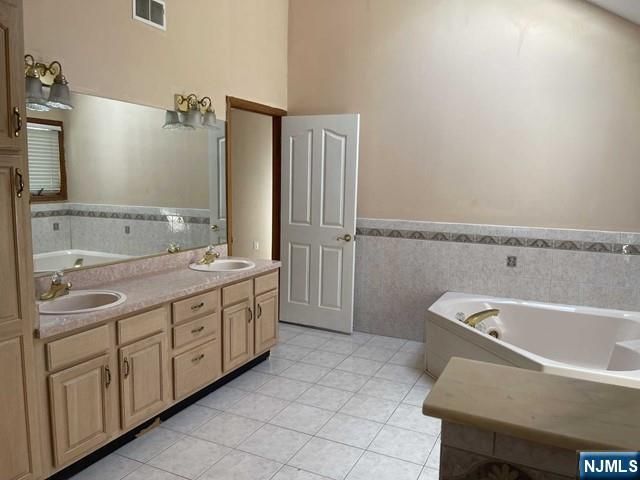 305 Cardinal Place, Paramus, NJ 07652