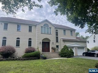 305 Cardinal Place, Paramus, NJ 07652
