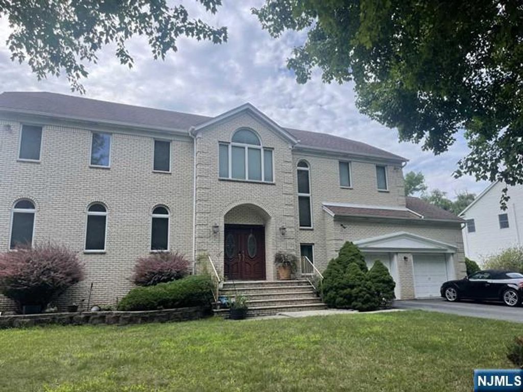 305 Cardinal Place, Paramus, NJ 07652