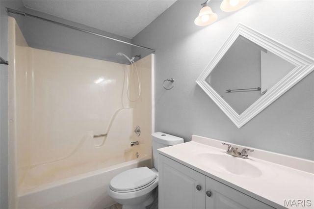 2909 Cloverwoods Lane, St Peters, MO 63376