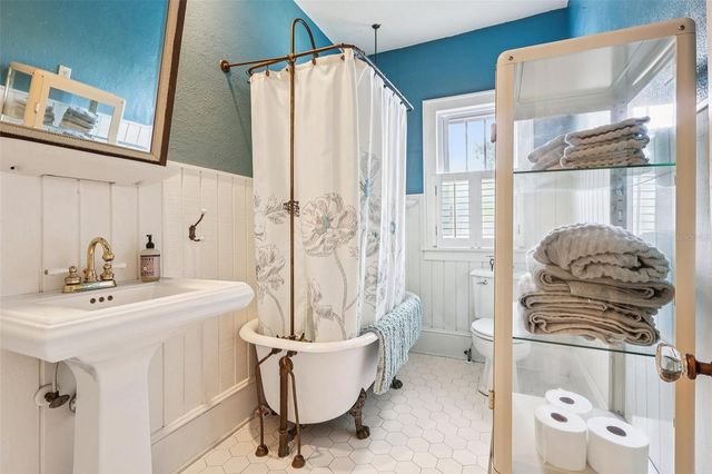 832 E 9TH AVENUE, Mount Dora, FL 32757