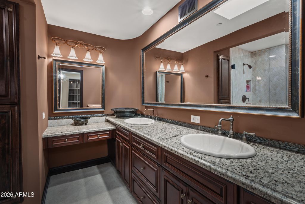 Image 27 of property listing at 6611 N 64TH Place, Paradise Valley, AZ 85253