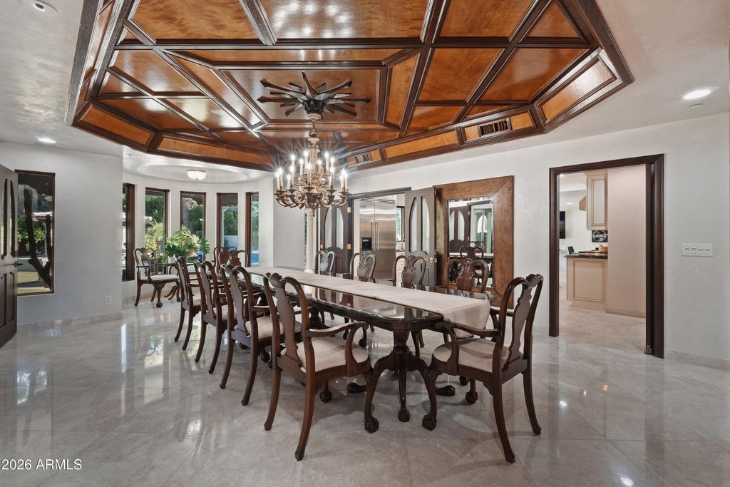 Image 6 of property listing at 6611 N 64TH Place, Paradise Valley, AZ 85253