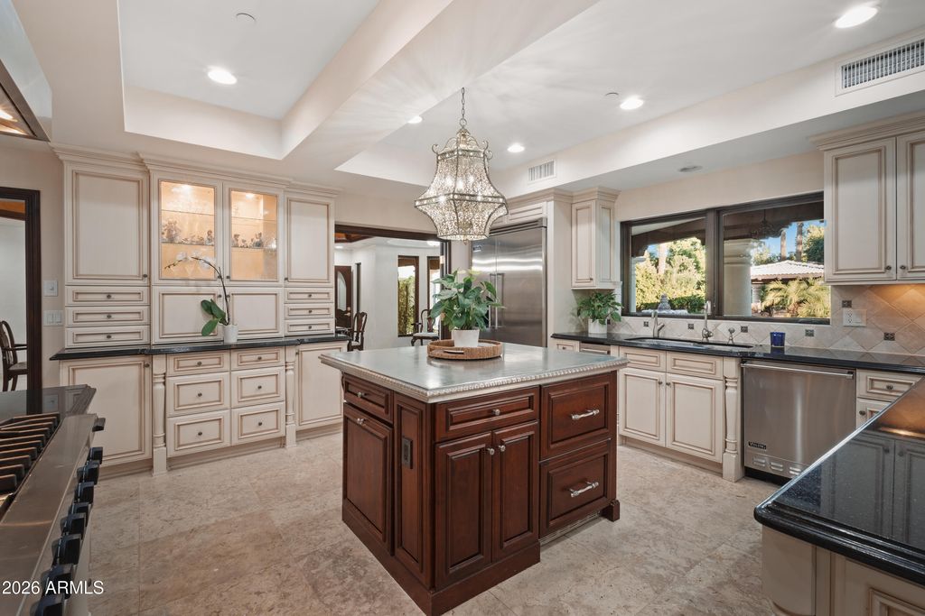 Image 8 of property listing at 6611 N 64TH Place, Paradise Valley, AZ 85253