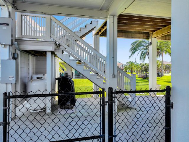 978 Sue Drive, Port Bolivar, TX 77650