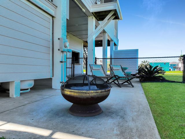 978 Sue Drive, Port Bolivar, TX 77650