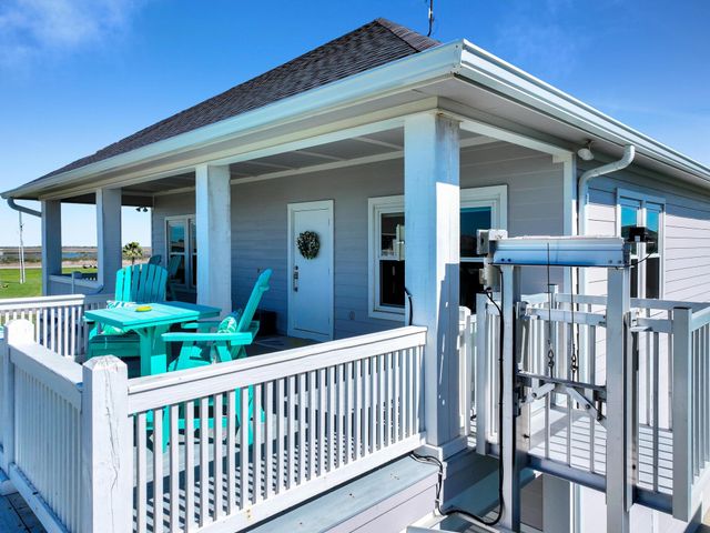 978 Sue Drive, Port Bolivar, TX 77650