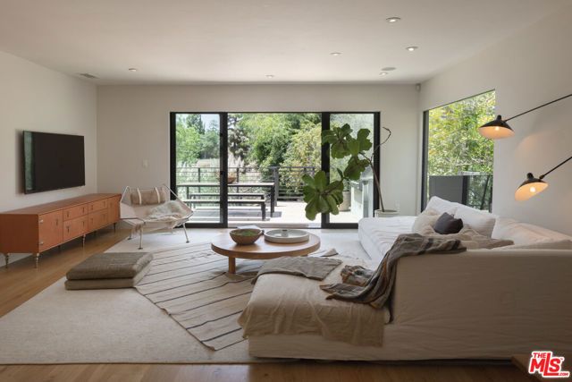 226 S Rimpau Boulevard, Los Angeles, CA 90004