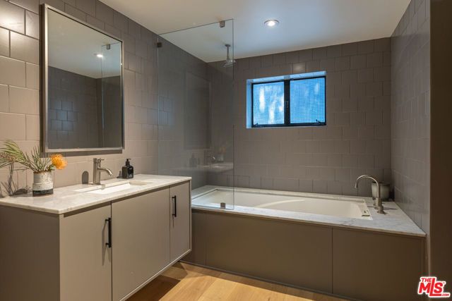 226 S Rimpau Boulevard, Los Angeles, CA 90004