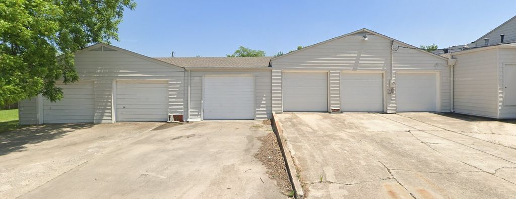 409 W Main Street Garages, Whitesboro, TX 76273