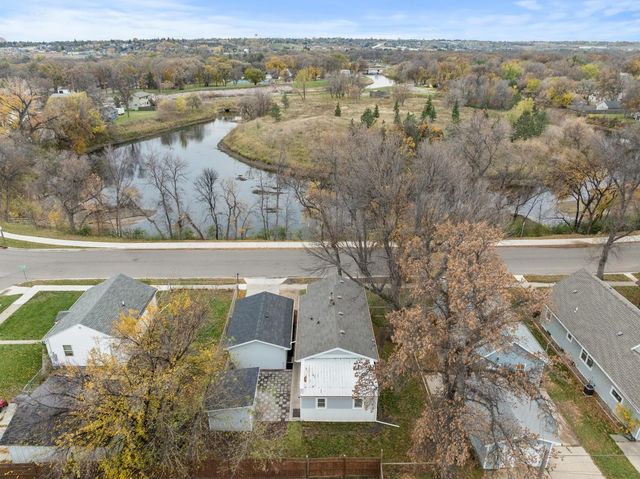 908 7TH AVE NW, Minot, ND 58703