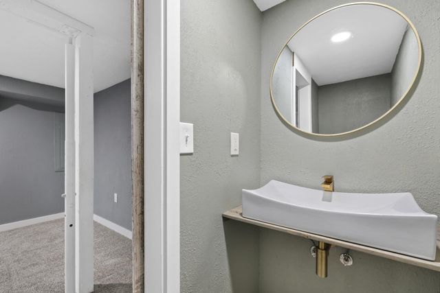 908 7TH AVE NW, Minot, ND 58703