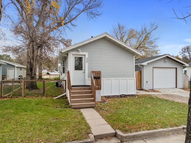 908 7TH AVE NW, Minot, ND 58703