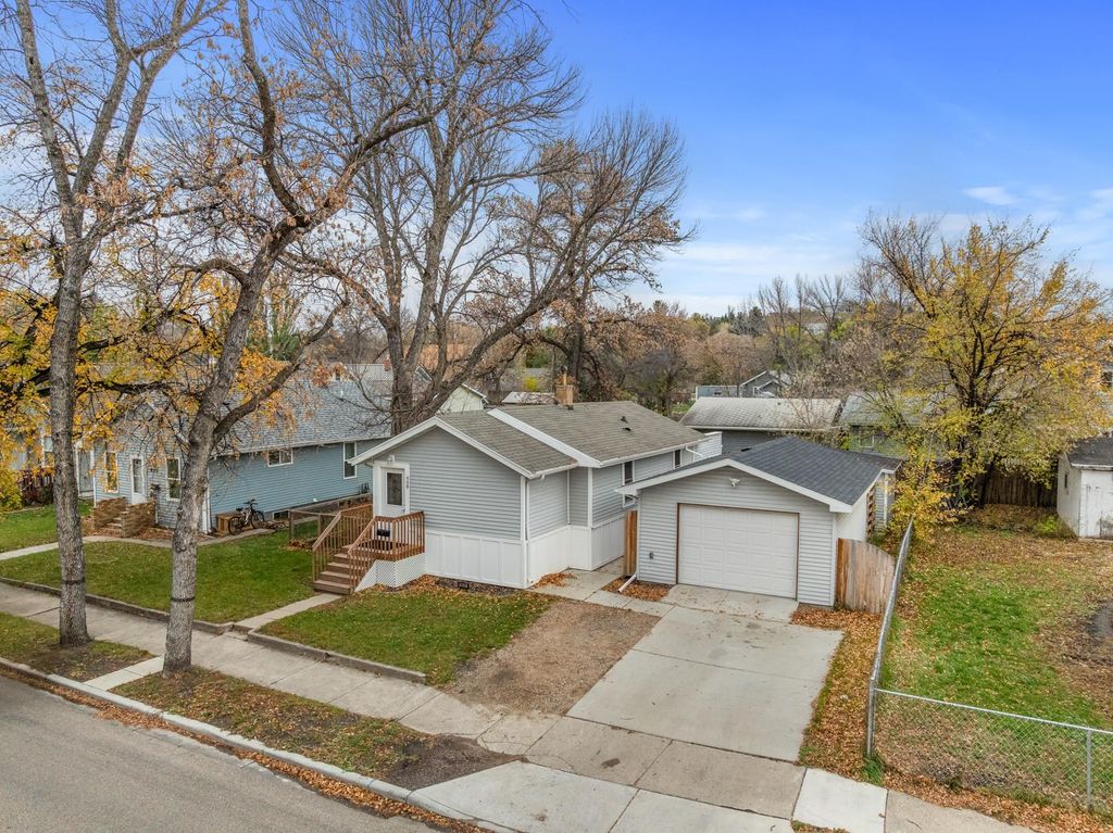 908 7TH AVE NW, Minot, ND 58703