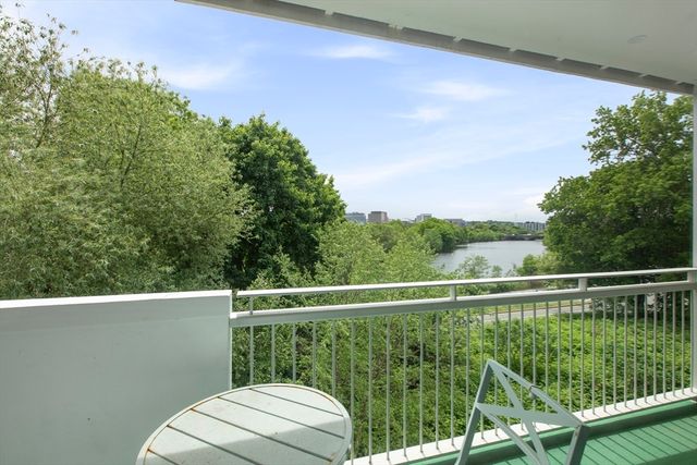 231 Coolidge Ave 409, Watertown, MA 02472