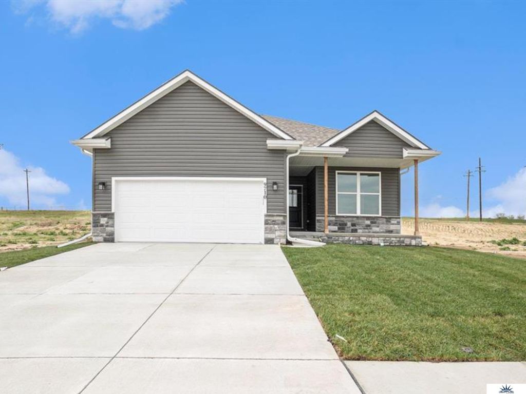 9710 N 167th Avenue Circle, Bennington, NE 68007