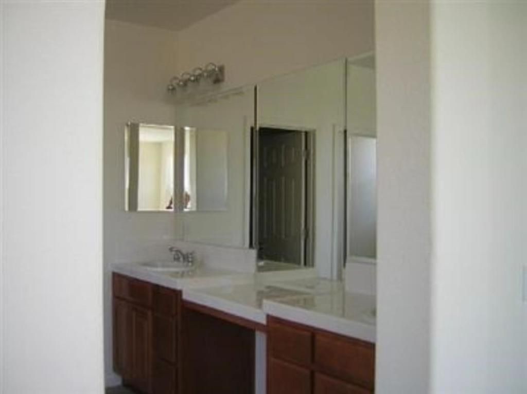 Image 10 of property listing at 15220 Torrey Pines Circle, Chowchilla, CA 93610