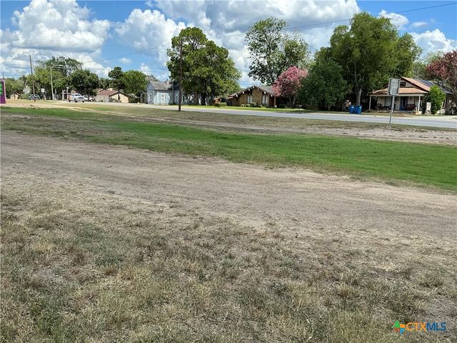 606 E Central Avenue, Nixon, TX 78140